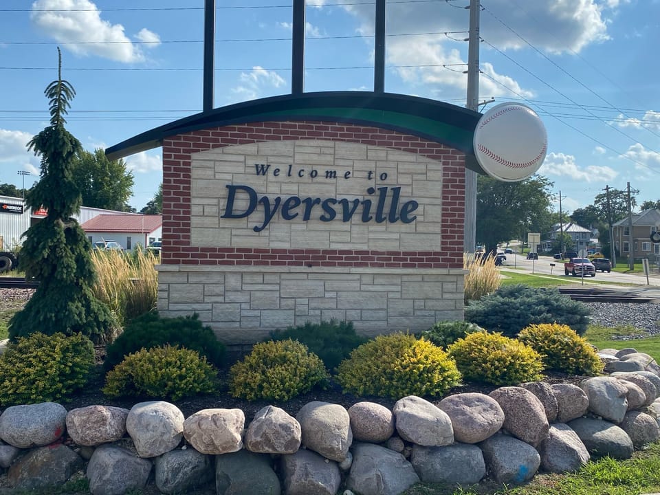 Dyersville welcome sign 
