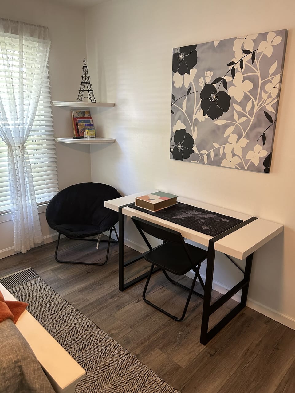 Queen bedroom with office space