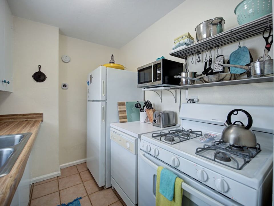 Full kitchen, Gas stove and oven. Dishwasher and full sized fridge.