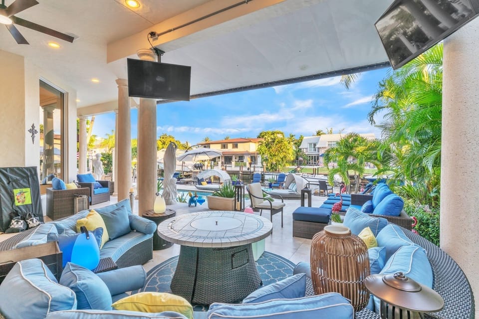 Building, Restaurant, Furniture, Indoors, Patio