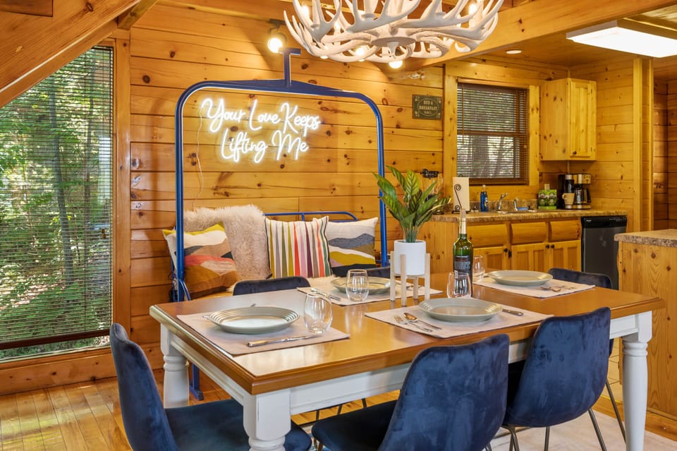 Enjoy dinner with your guests and create memories that will stand forever