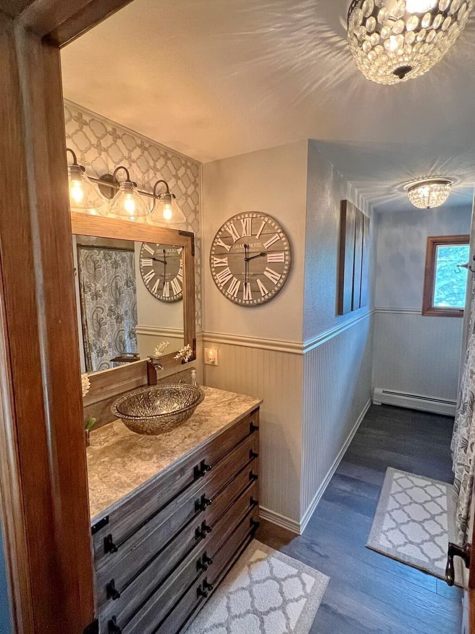 Full bath, main floor bath