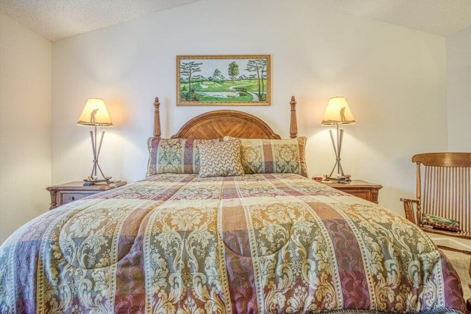 Master Bedroom with Queen sized bed 