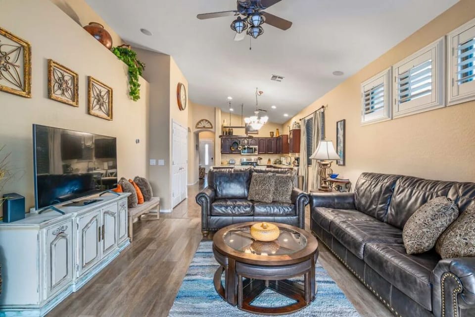 Great living room with plenty of area to stretch out.