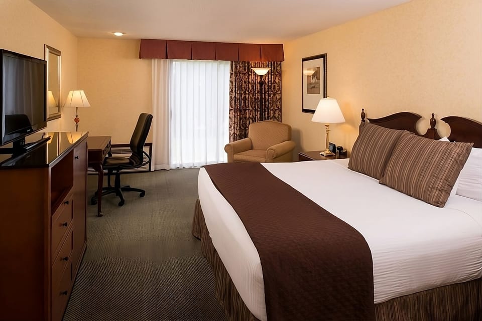 Comfortable Unit with King bed.  Exact unit will be assigned upon arrival. Views, colors and decor may vary.