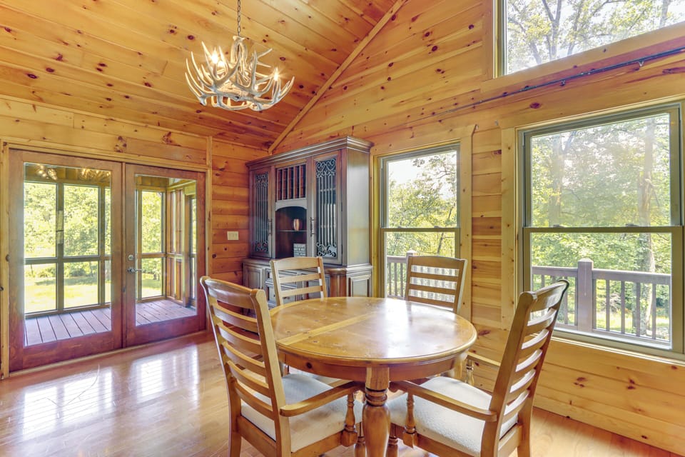 Dining Area | Dishes & Flatware Provided