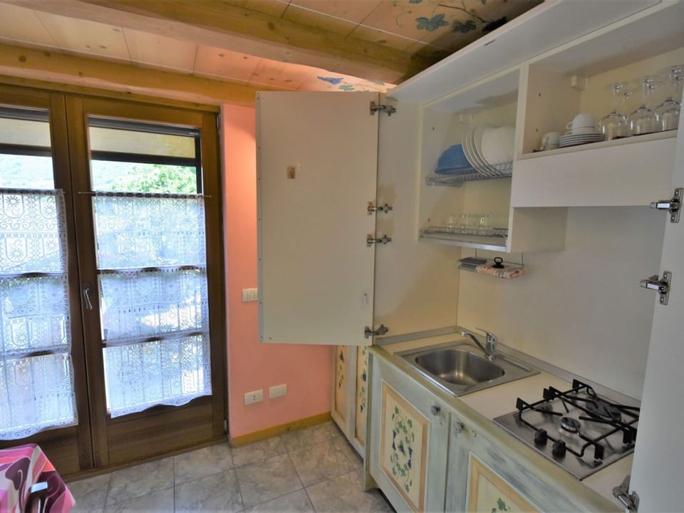 Kitchen Sink, Cabinetry, Property, Countertop, Sink, Tap, Kitchen Appliance, Gas Stove, Building, Wood