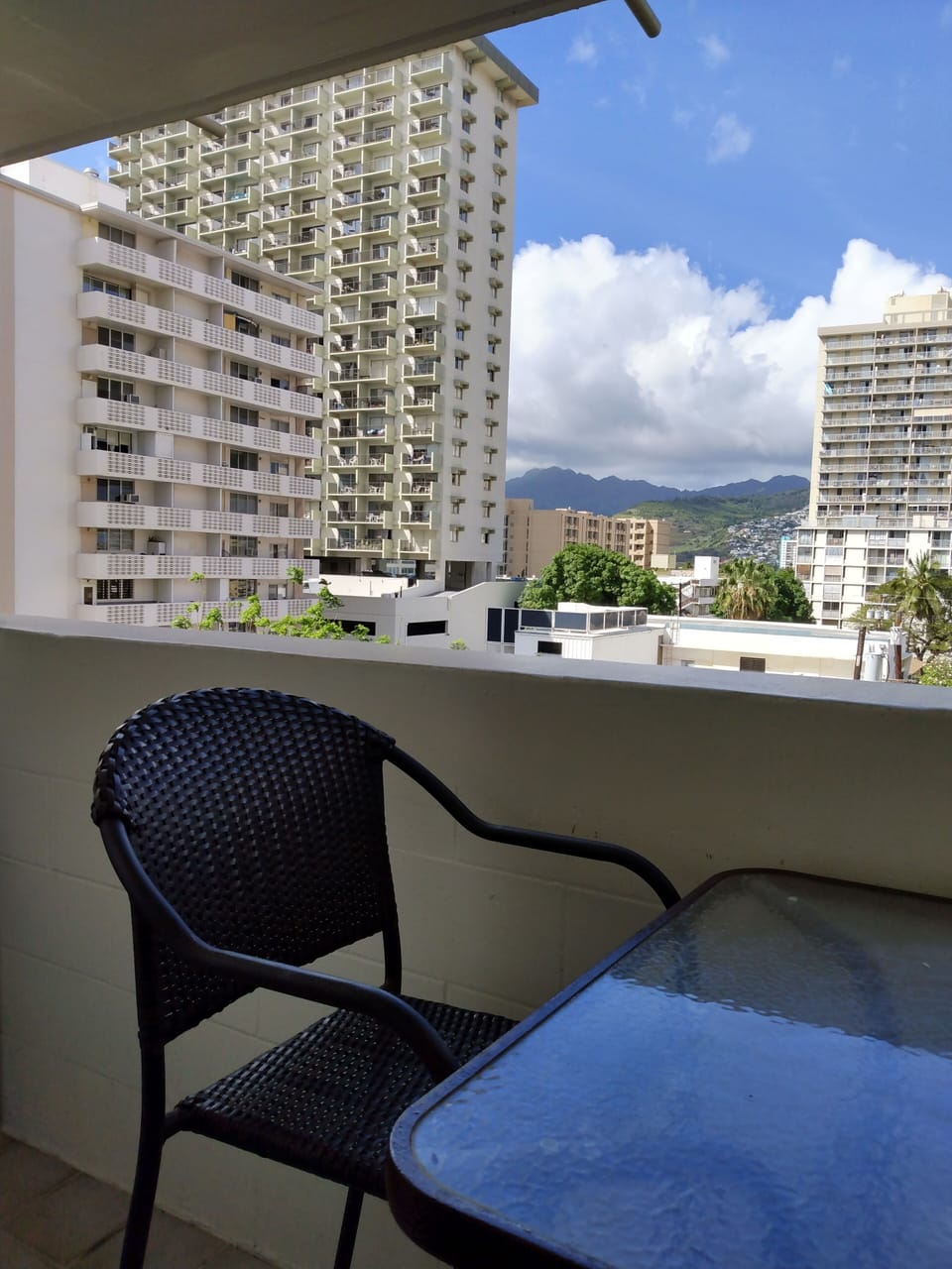 Front lanai, distant mountains. Overlooks street. 