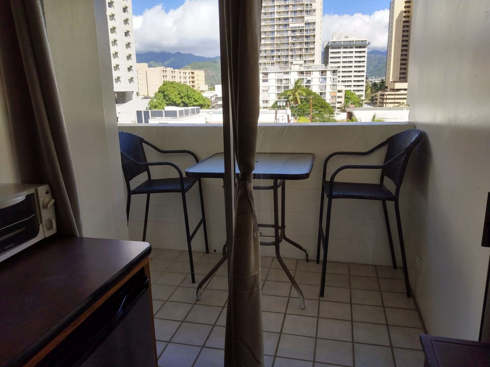 Front lanai, cool breezes and shade. 