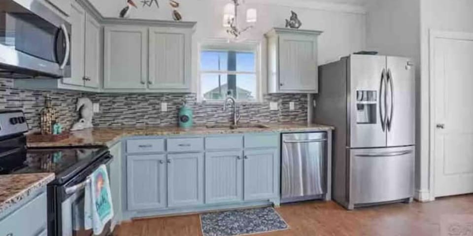 Kitchen / fully stocked