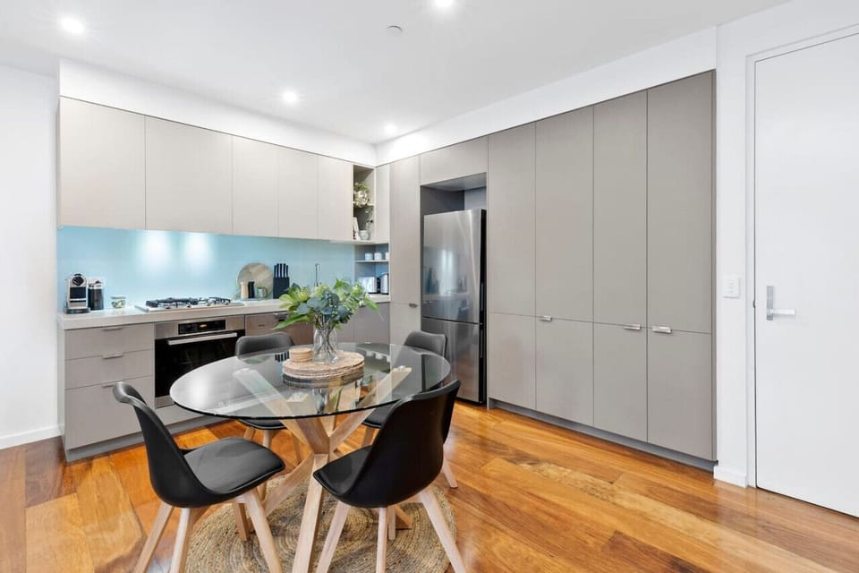 🍳 Fully equipped kitchen with dining space and sleek cabinetry