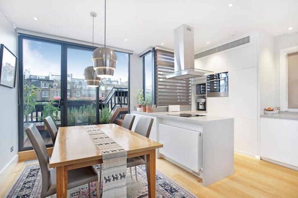 Fully equipped open plan kitchen with high-end appliances 
