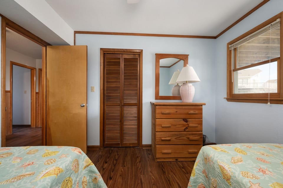 DK390: Tidy Duck | ML  Bedroom 1 - Two Twins