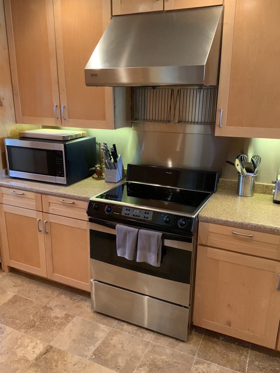 Micro wave / LG.  oven-ventahood / Thermador Professional