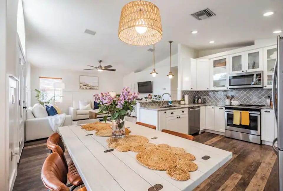 Open concept dining area 