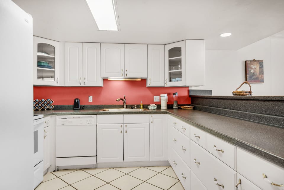 Full kitchen has all you need
