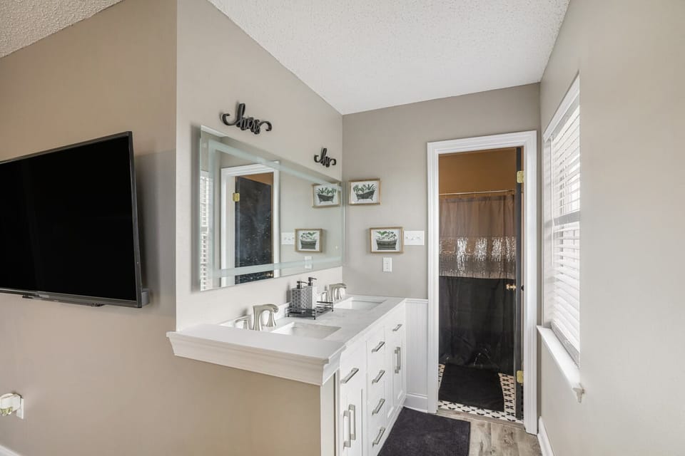 Master bedroom en suite