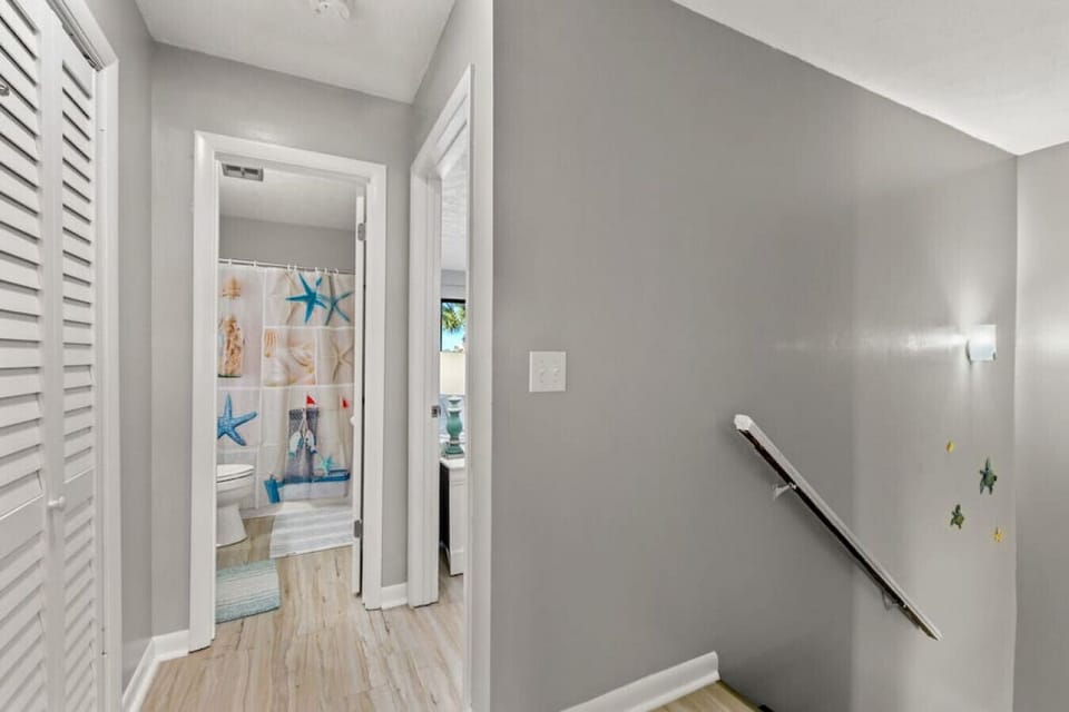Upstairs hallway to bedrooms