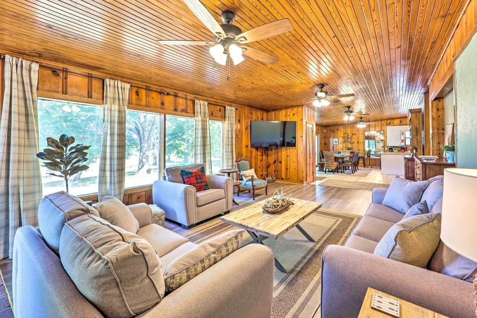 Grove Vacation Rental | 4BR | 2.5BA | 2,500 Sq Ft | 1 Step to Enter