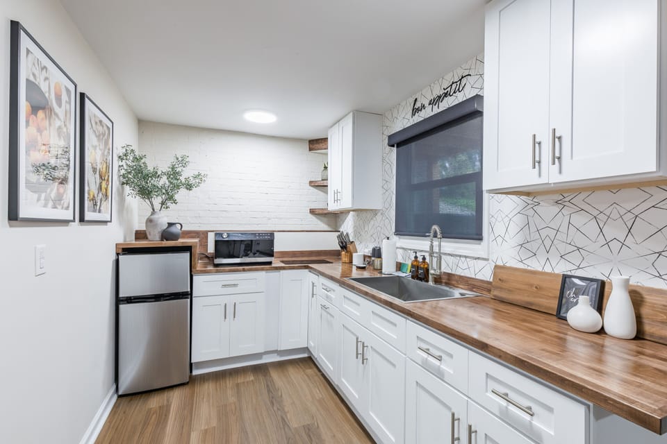 It features a charming kitchenette, complete with cooktop.