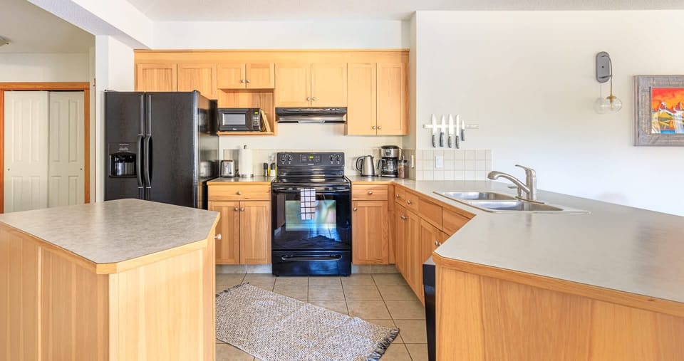 Incredibly well equipped, large kitchen with island
