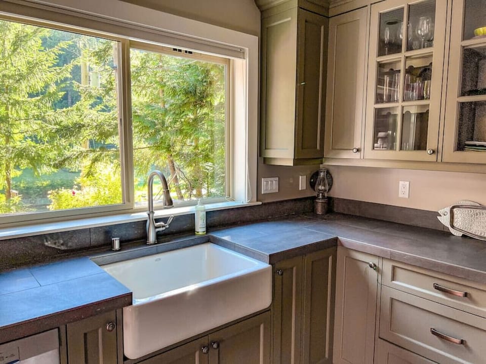 You will want to do the dishes at the Heron`s Nest Cabin, how could you not with that view?Dream away as you look through the trees to the small lake at the bottom of Lummi Mountain.