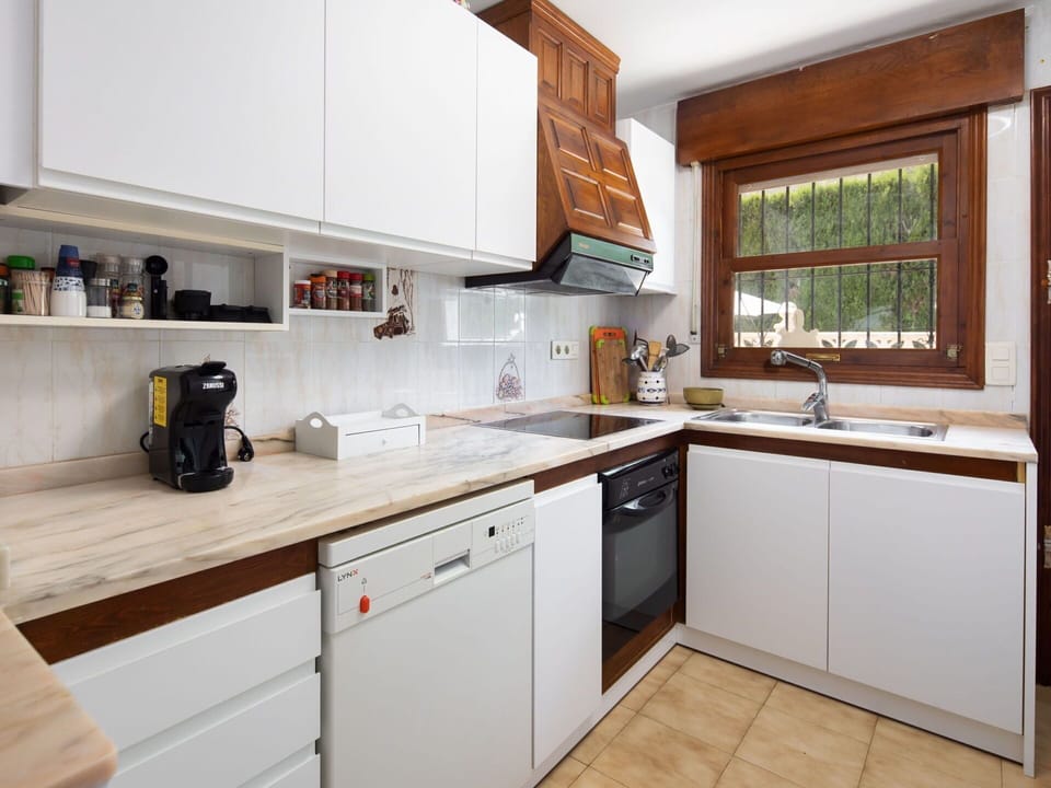Cabinetry, Countertop, Kitchen Sink, Sink, Property, Kitchen Stove, Kitchen Appliance, Kitchen, Window, Tap