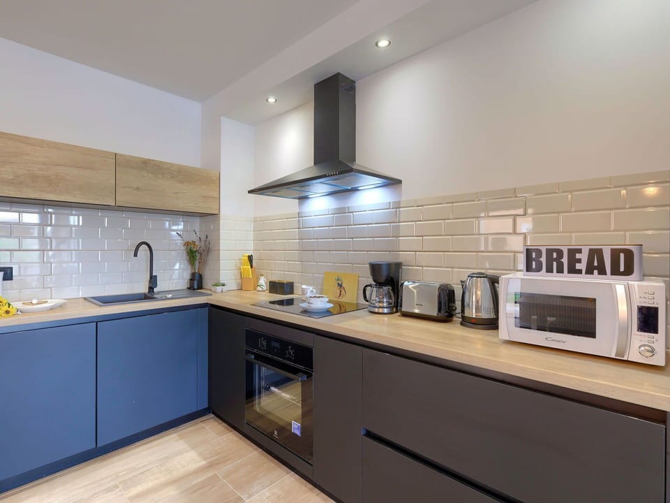 Countertop, Cabinetry, Tap, Kitchen Sink, Property, Sink, Kitchen Stove, Kitchen, Kitchen Appliance, Interior Design