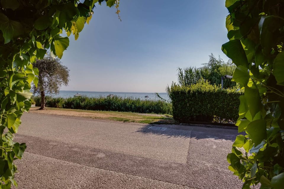Direct access to the lake from the garden