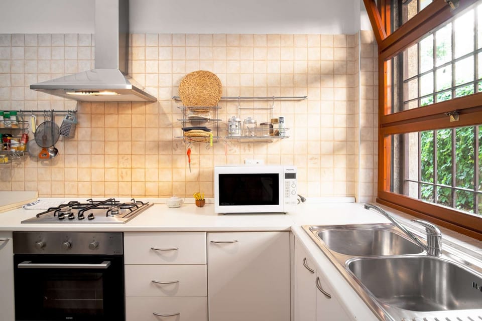 Kitchen corner: gas cooker, microwaive, sink