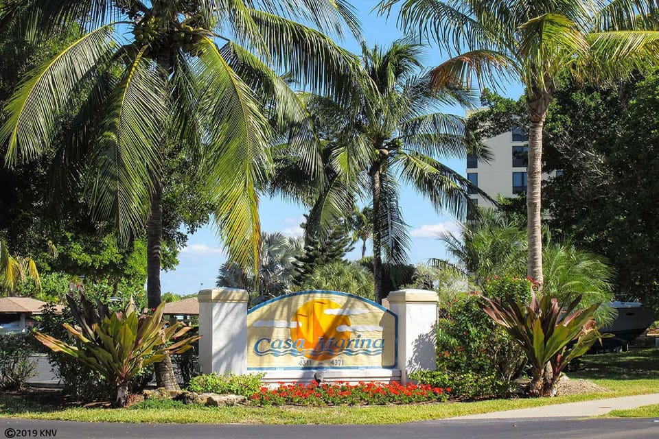 Short walk to the private beach access for Bay Beach Lane residents and guests 