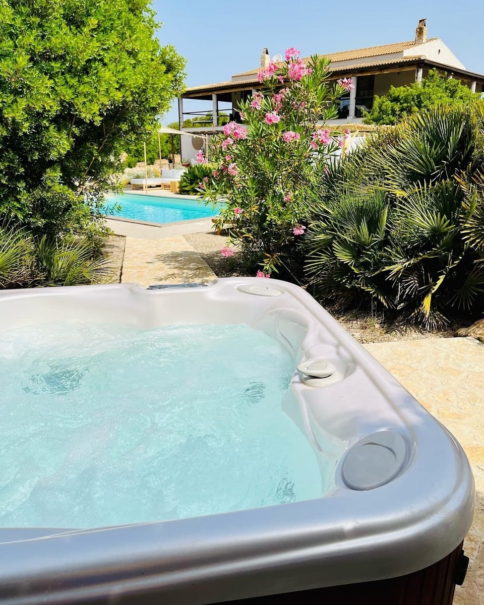 Outdoor spa tub