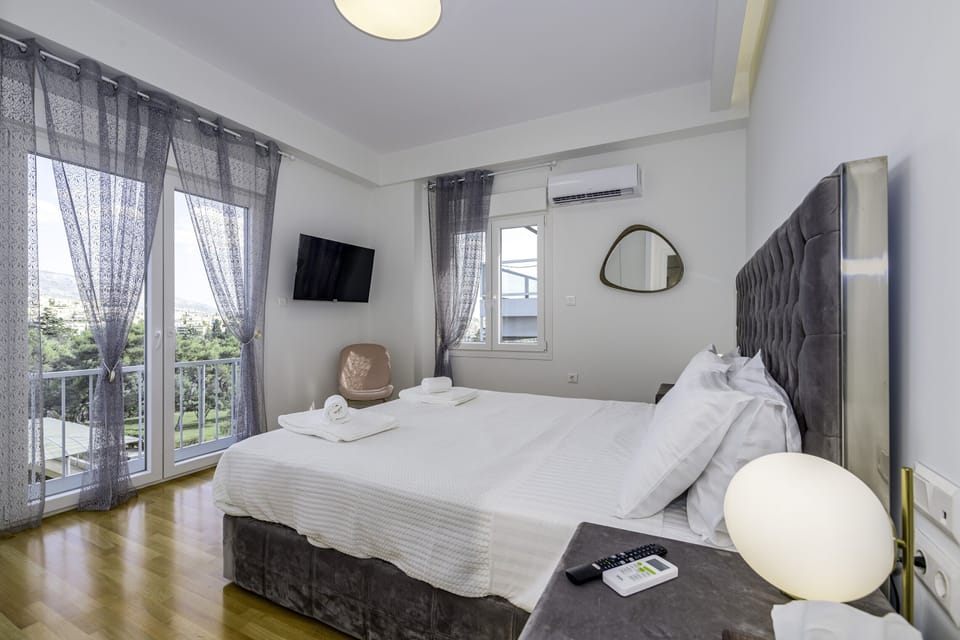 Second bedroom with king-size bed and Smart TV