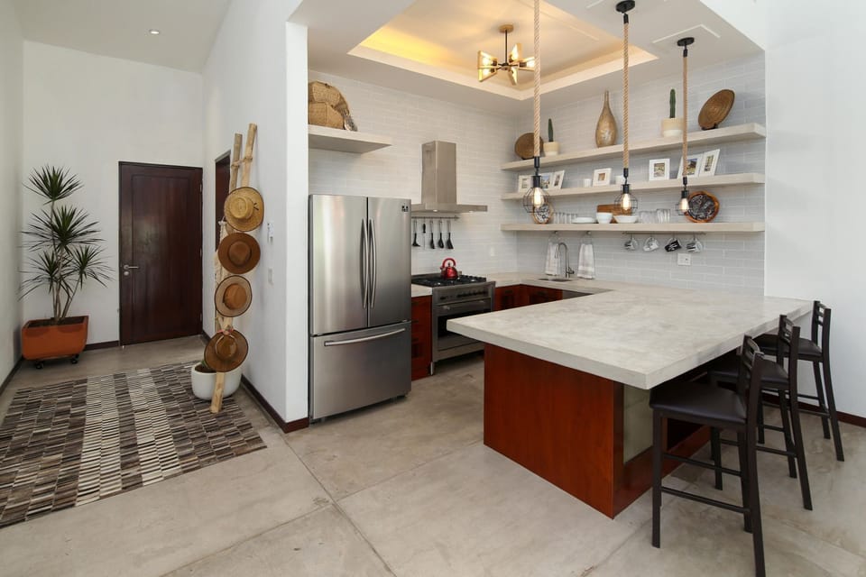 Kitchen & Entry