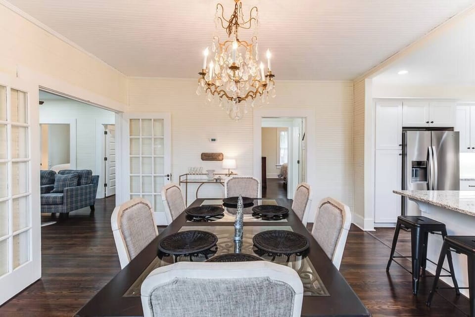Enjoy your feast in this elegant 6-seater dining table. The kitchen bar provides 3 barstools for extra seating.