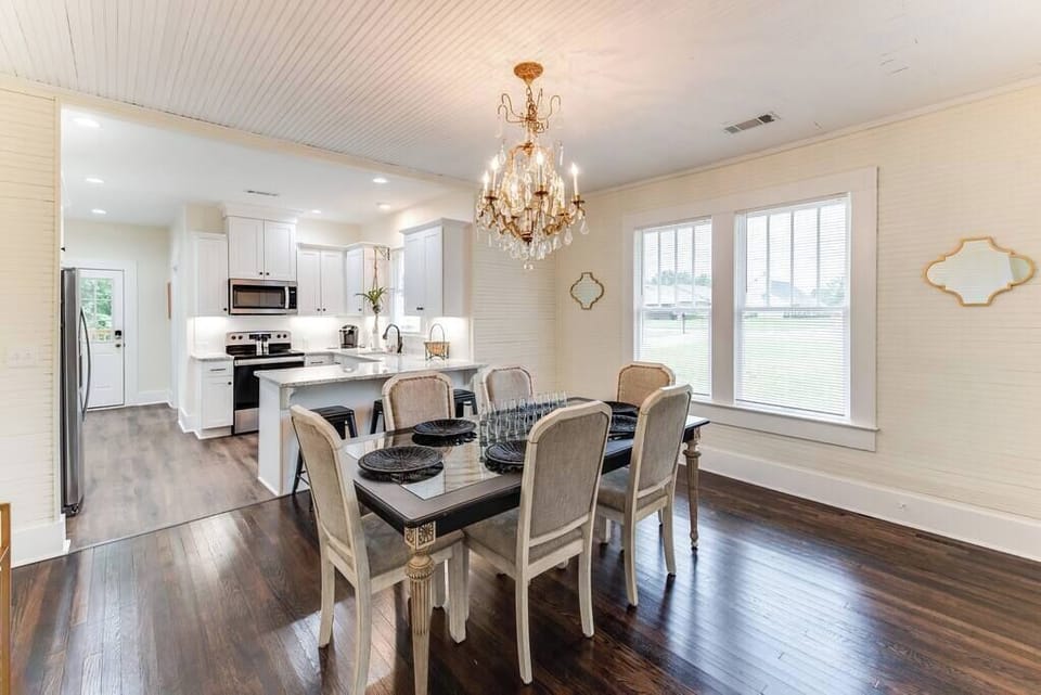 Enjoy your feast in this elegant 6-seater dining table. The kitchen bar provides 3 barstools for extra seating.