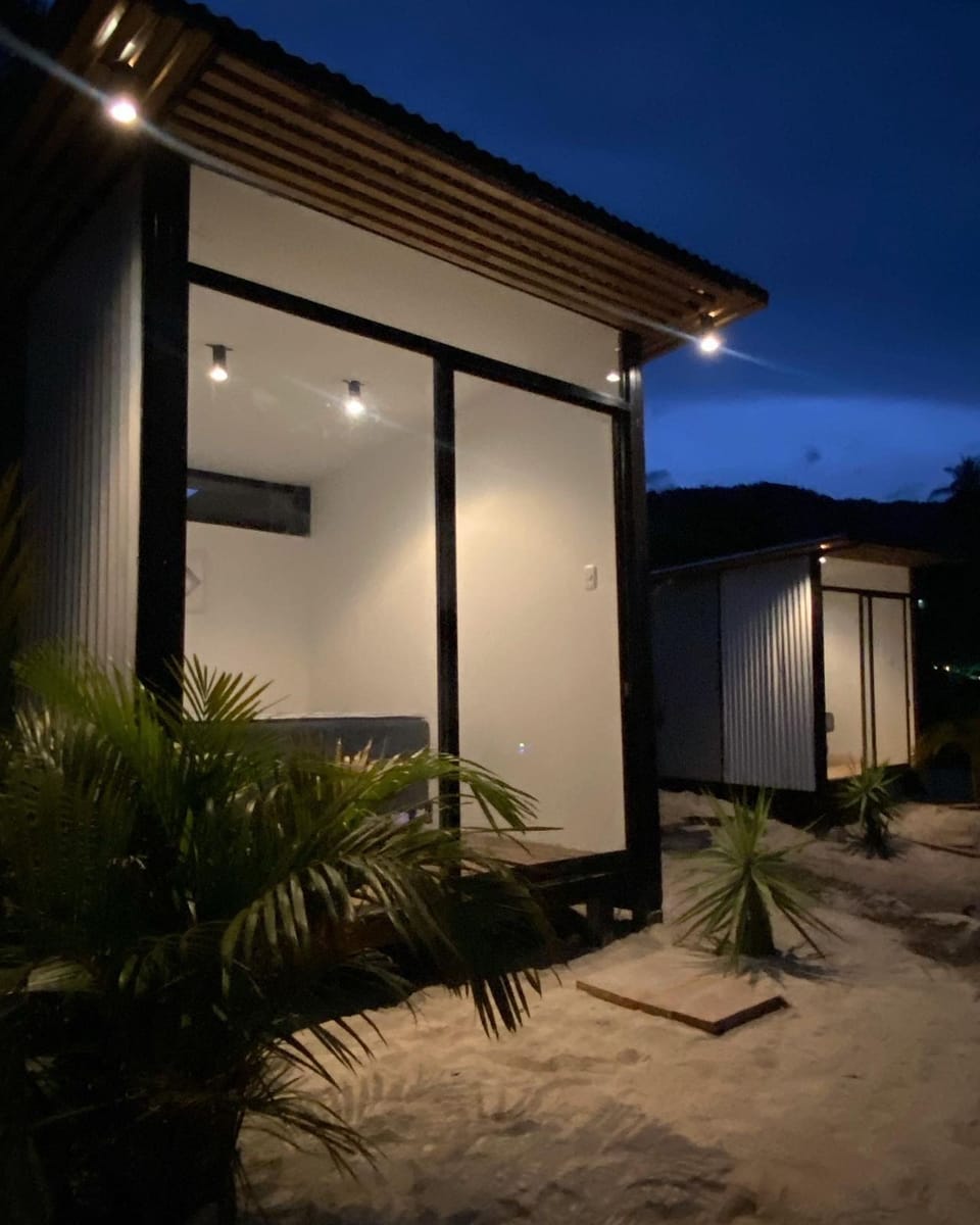Intimate Lake-Side Cabins--- 2 min from clubs, Private Beach Cabin in Panajachel