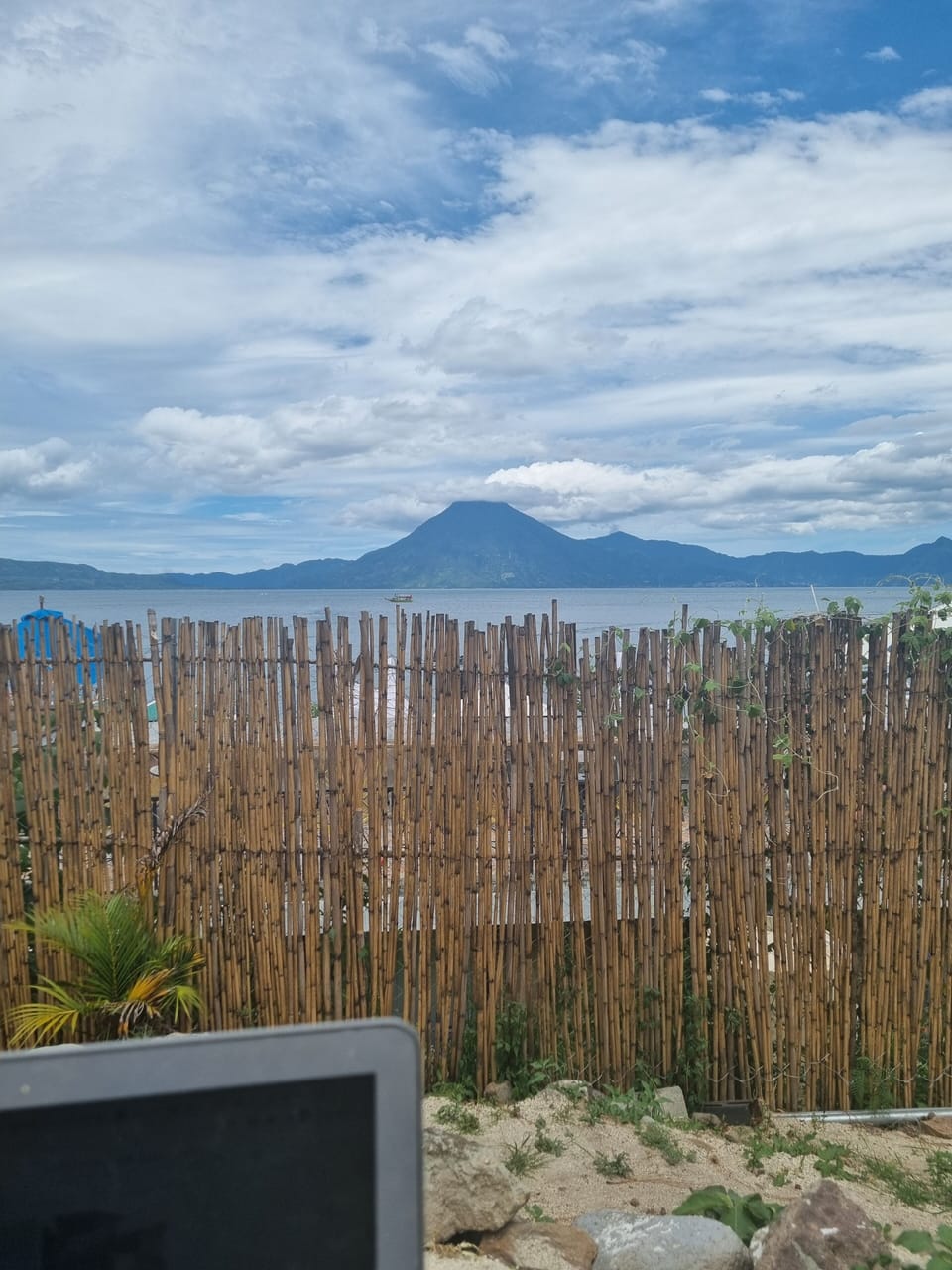 Intimate Lake-Side Cabins--- 2 min from clubs, Private Beach Cabin in Panajachel