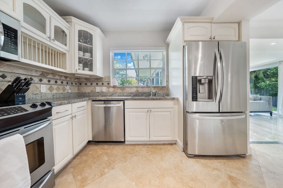 Full large kitchen with all the essentials (espresso, juicer, blender, toaster)