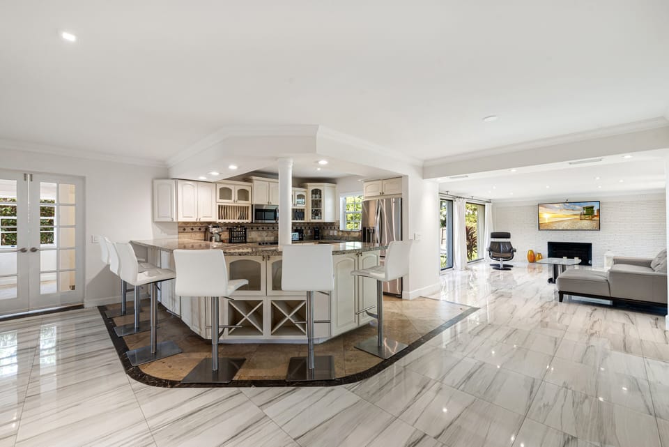 Full large kitchen with all the essentials (espresso, juicer, blender, toaster)