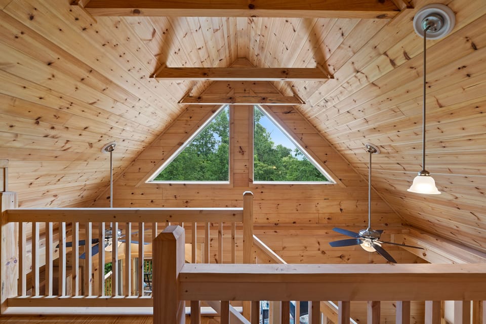 Vaulted ceilings and lots of windows make it bright and connected to nature! 🌈🦋🌿