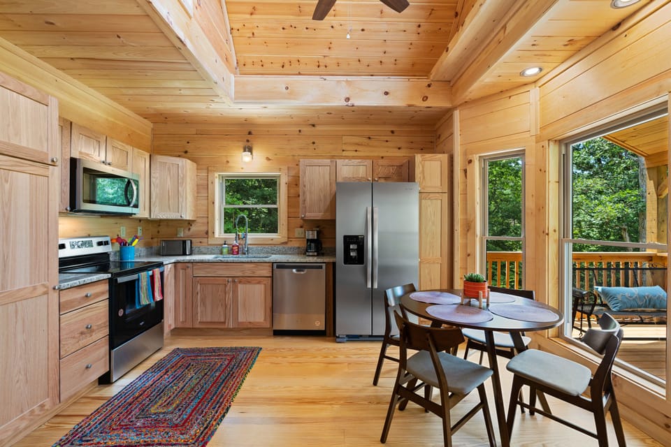 A well stocked kitchen makes this cabin a joy to cook meals in. 👨‍🍳🥘😋
