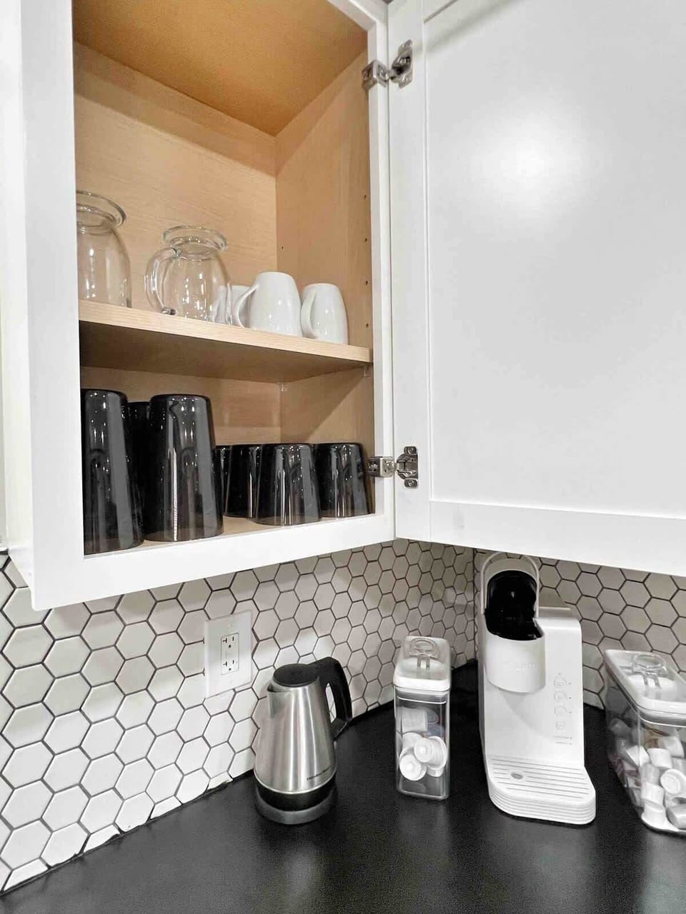Hot water kettle with small Keurig included