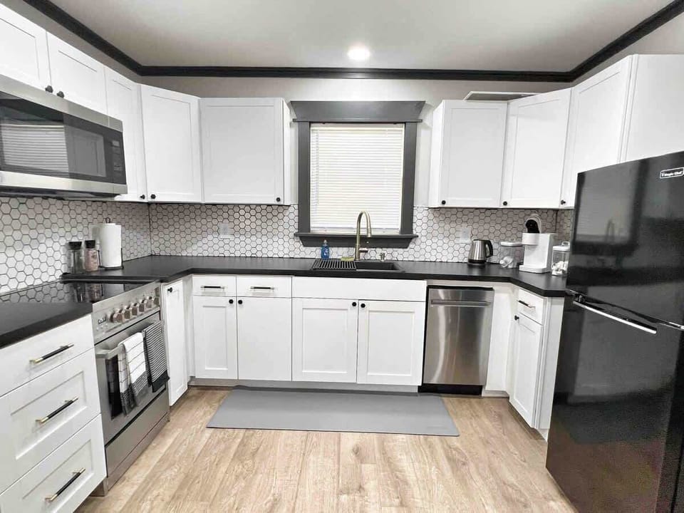 Kitchen Pots, Pans, Utensils, Toaster, Blender, etc all included