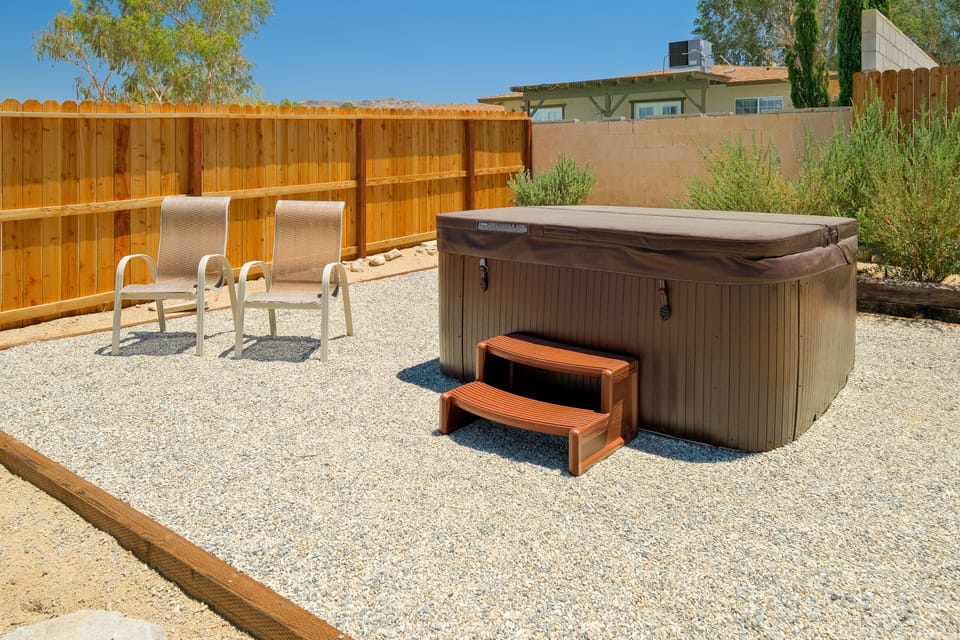 Brand new hot tub for soaking and enjoying the starry desert nights 