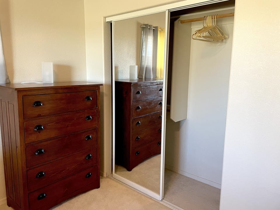 Twin bedroom with mirrored closet space