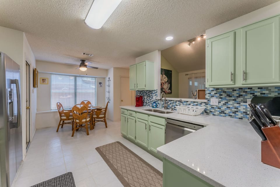 Stone counters, stocked kitchen, with air-fryer, Instapot, Keurig, and much more