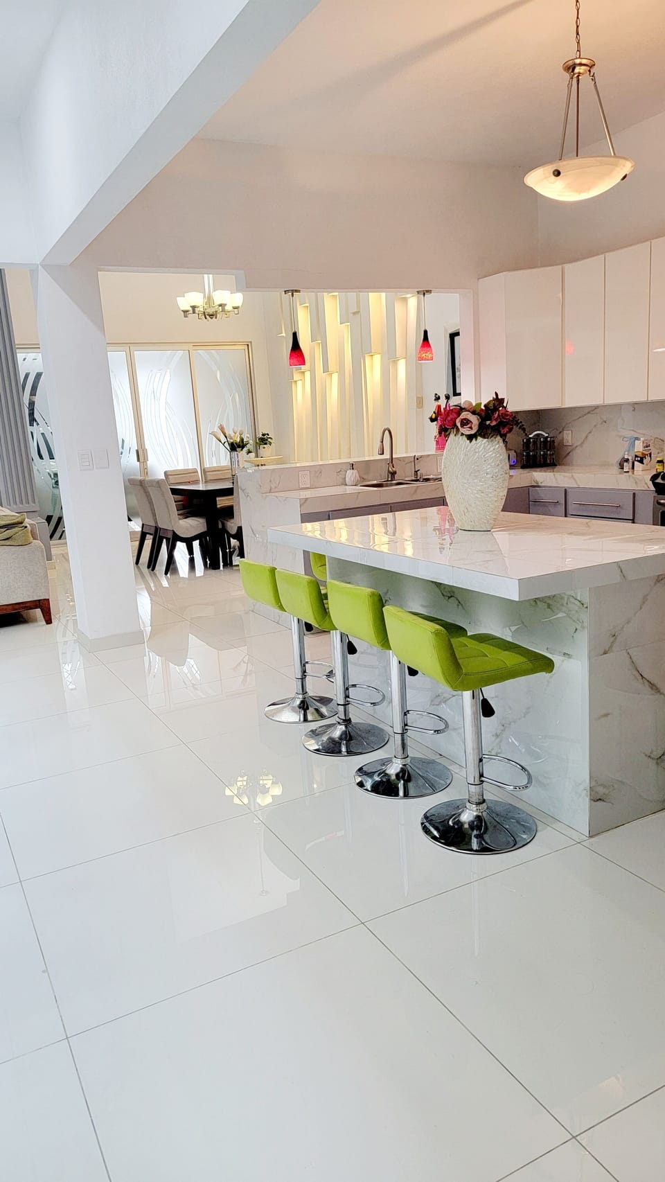 La cocina estilo chef con una isla para 6 personas.