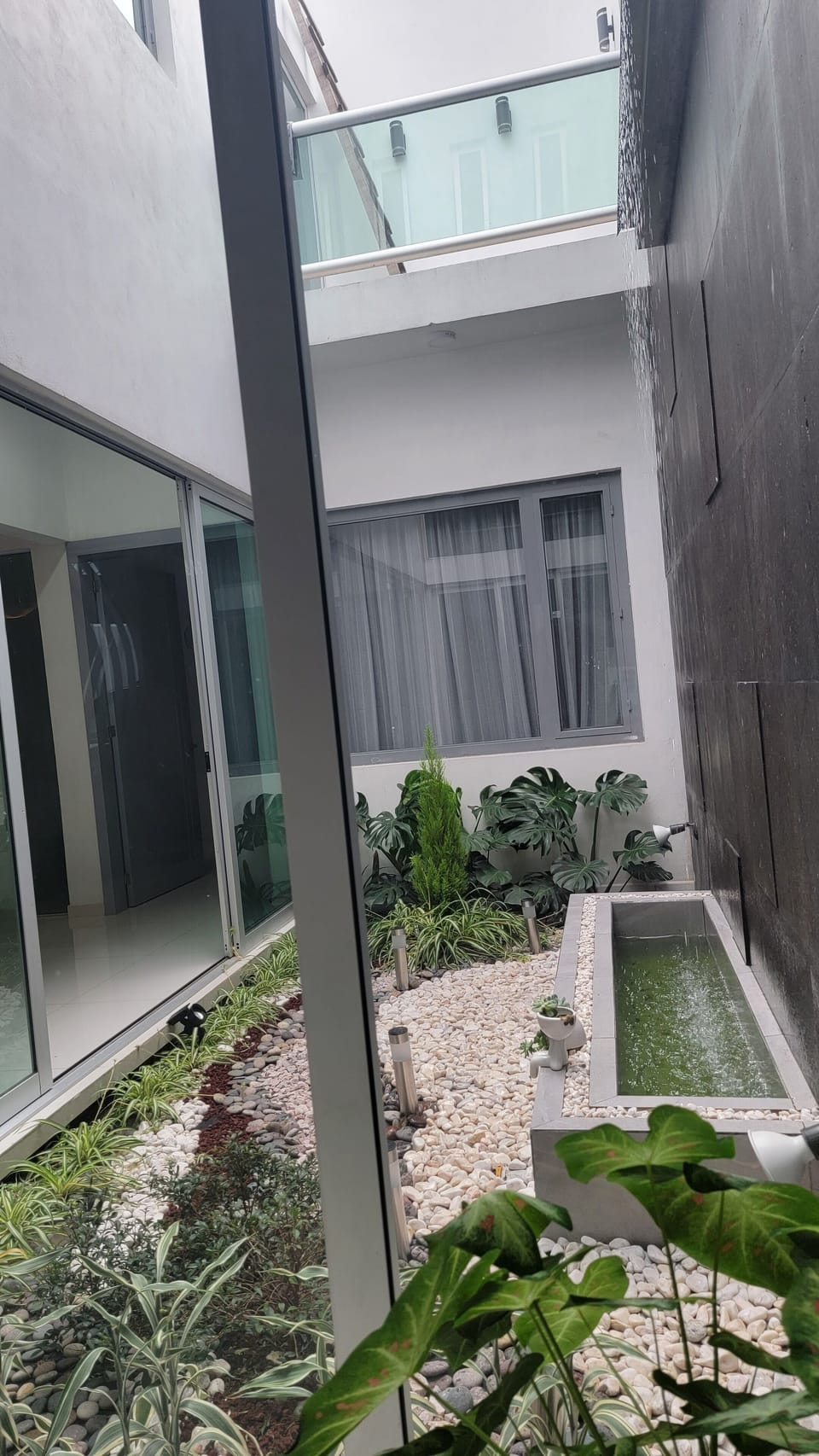 Disfruta de este jardín con cortina de agua.