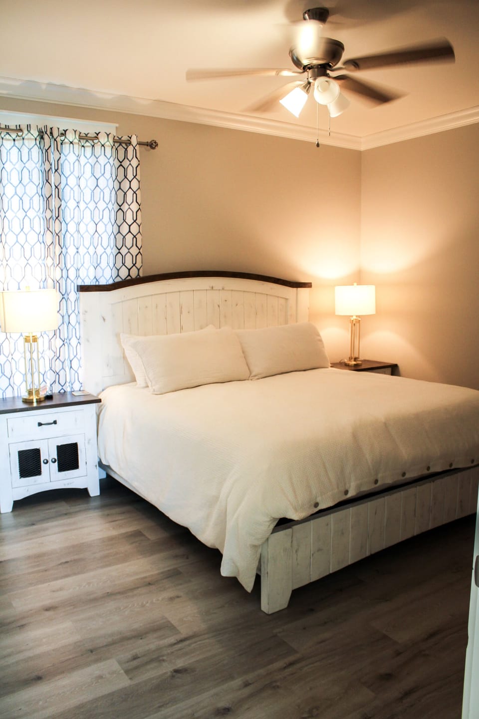 Guest room with king bed